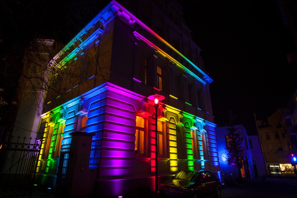 edificio-iluminado-con-led-de-colores